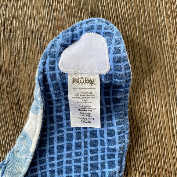 4/$10 Nuby teething bib - Picture 4 of 4